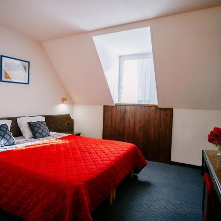 Hotel Le Montaigu ลูซ-แซ็ง-โซเวอร์ ภายนอก รูปภาพ