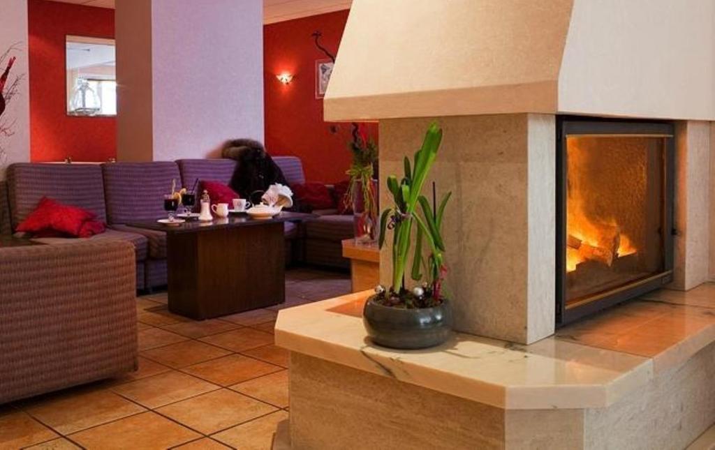 Hotel Le Montaigu ลูซ-แซ็ง-โซเวอร์ ภายนอก รูปภาพ