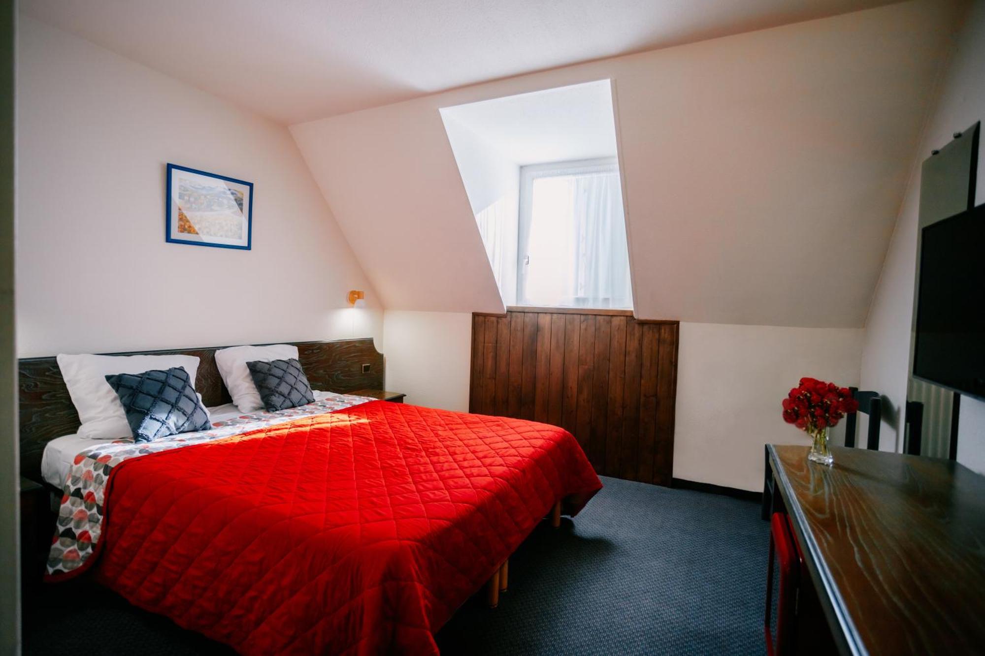 Hotel Le Montaigu ลูซ-แซ็ง-โซเวอร์ ภายนอก รูปภาพ
