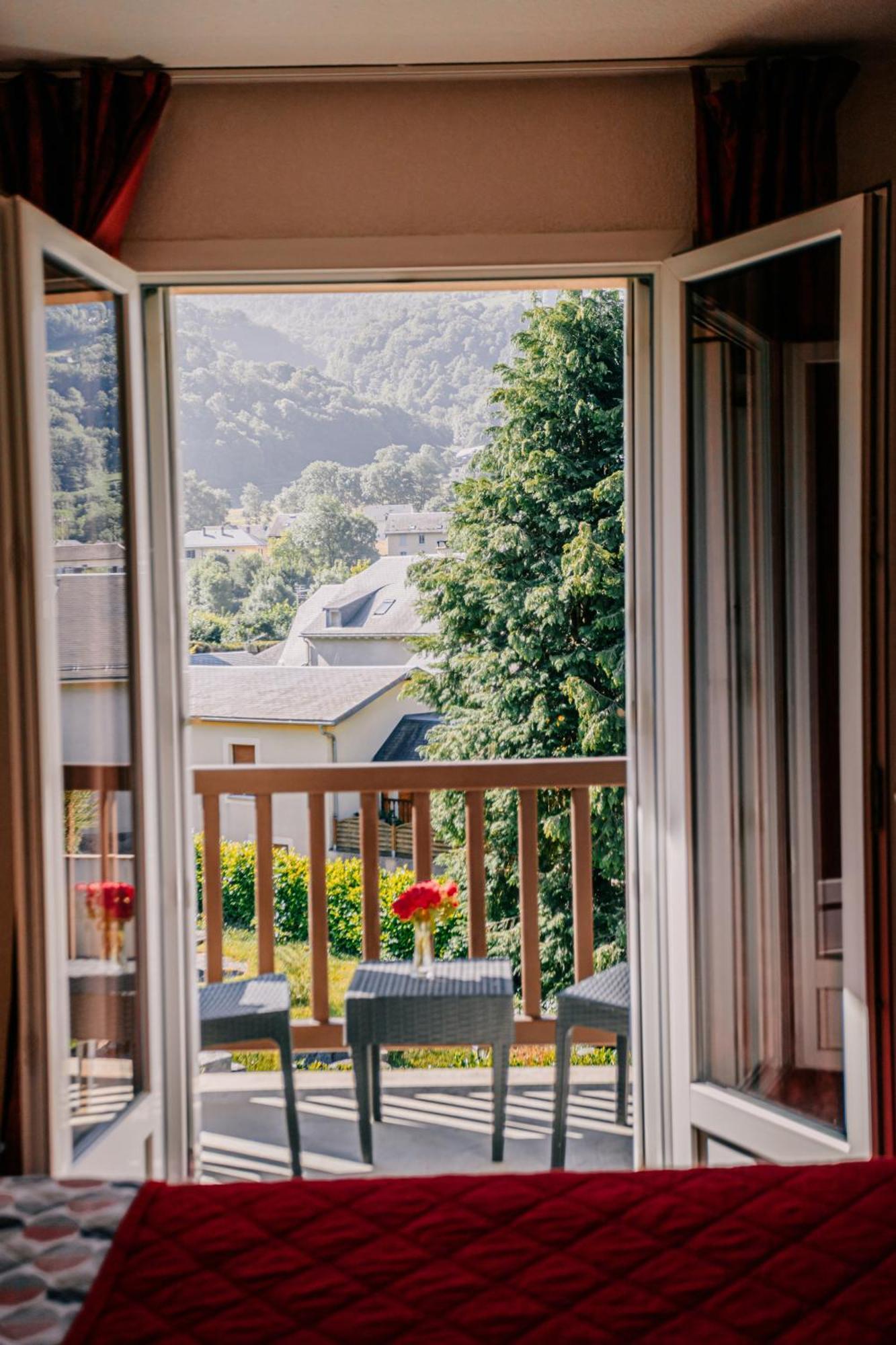 Hotel Le Montaigu ลูซ-แซ็ง-โซเวอร์ ภายนอก รูปภาพ