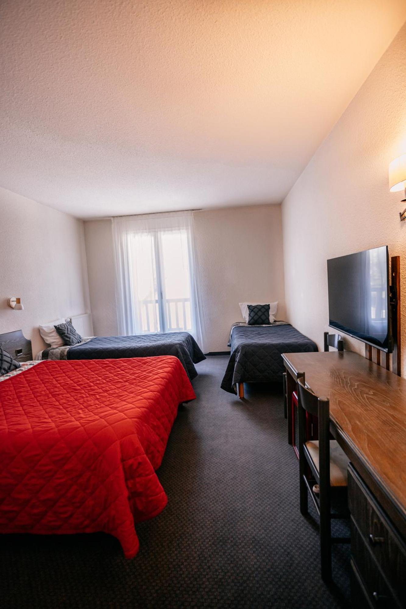 Hotel Le Montaigu ลูซ-แซ็ง-โซเวอร์ ภายนอก รูปภาพ