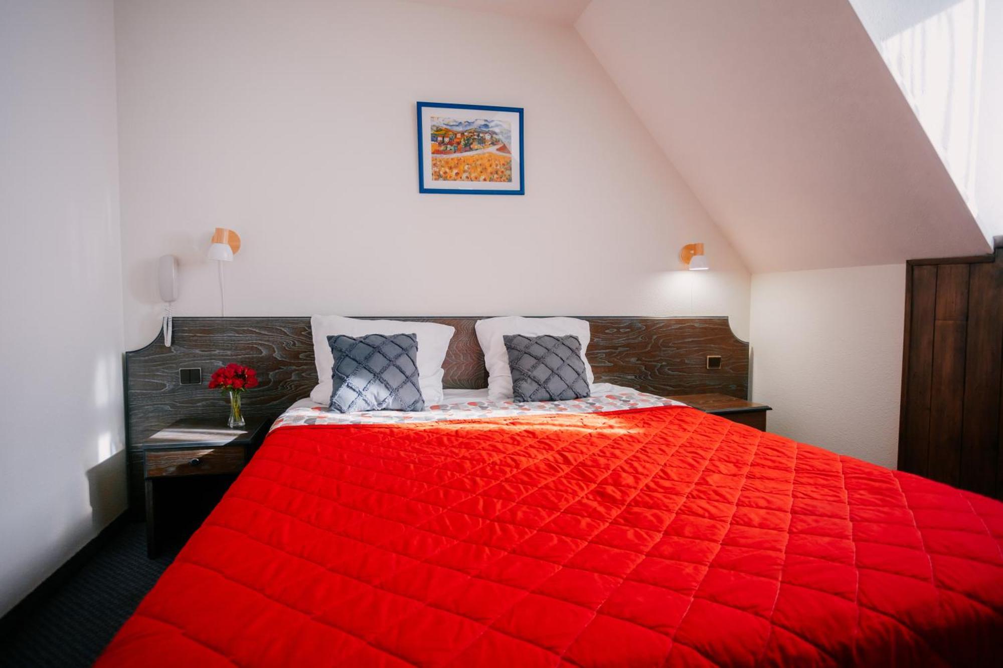 Hotel Le Montaigu ลูซ-แซ็ง-โซเวอร์ ภายนอก รูปภาพ