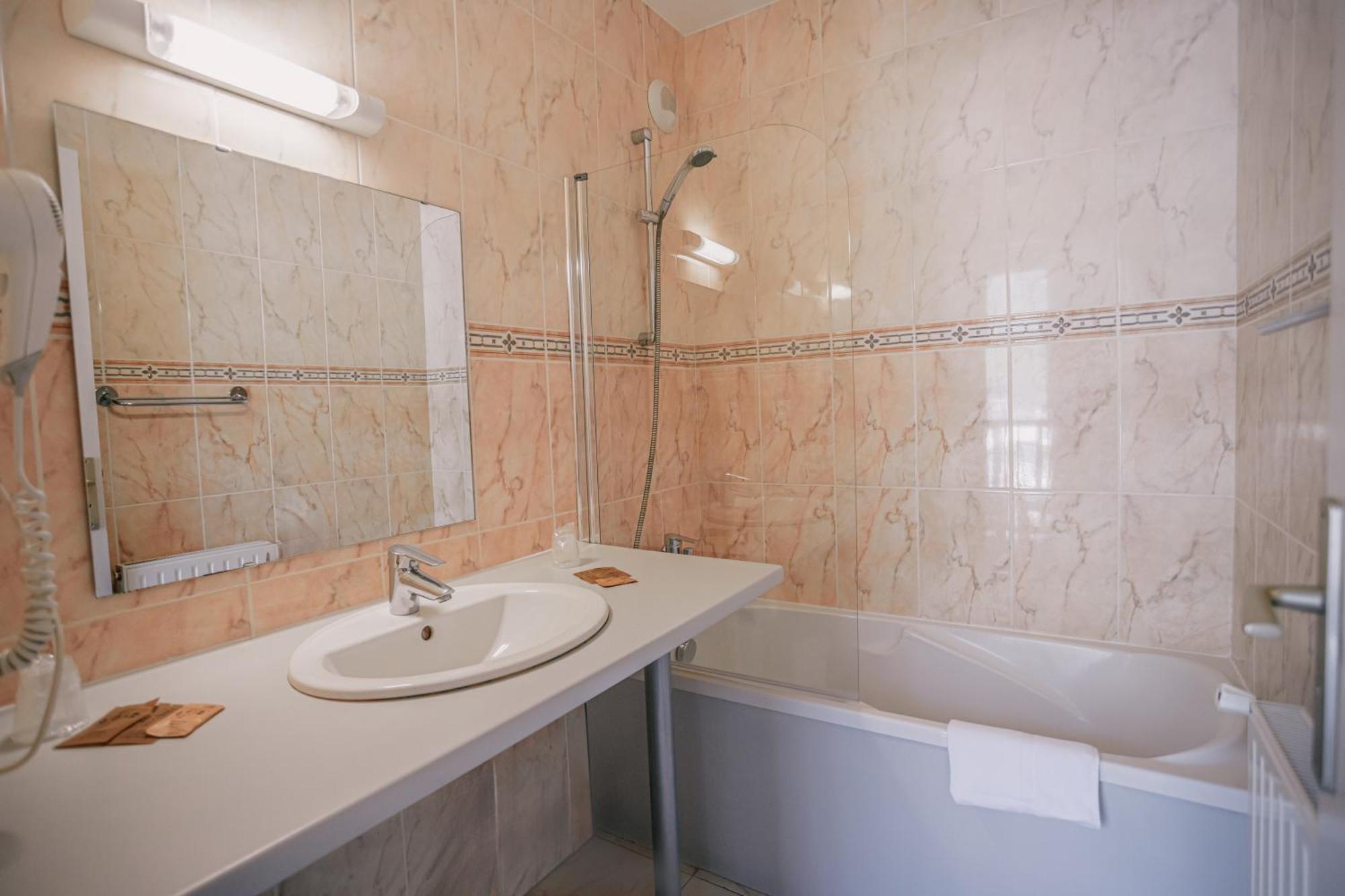 Hotel Le Montaigu ลูซ-แซ็ง-โซเวอร์ ภายนอก รูปภาพ