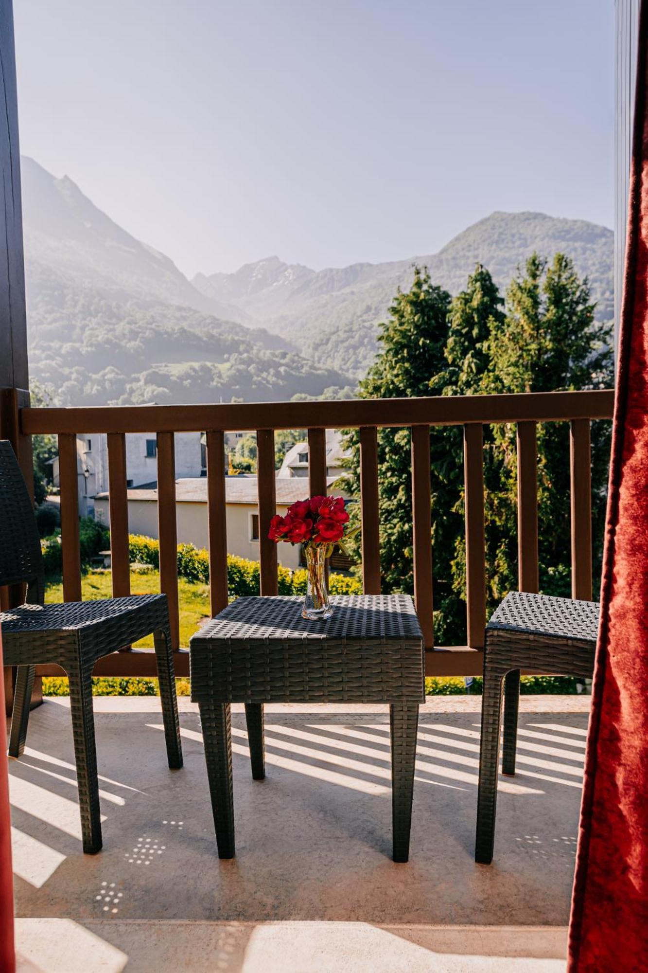 Hotel Le Montaigu ลูซ-แซ็ง-โซเวอร์ ภายนอก รูปภาพ