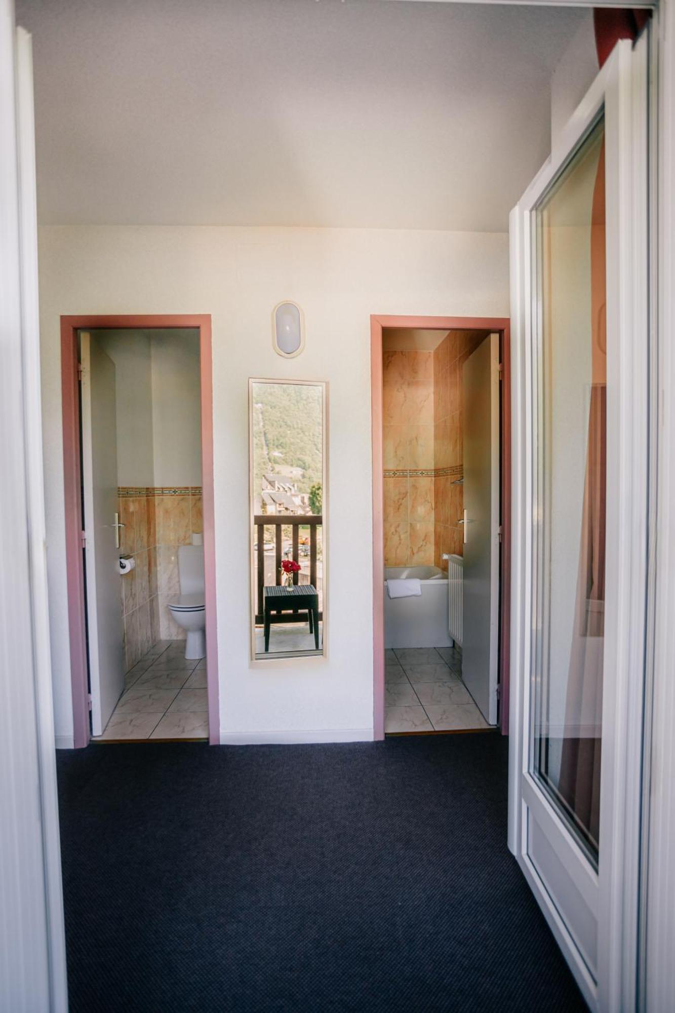 Hotel Le Montaigu ลูซ-แซ็ง-โซเวอร์ ภายนอก รูปภาพ